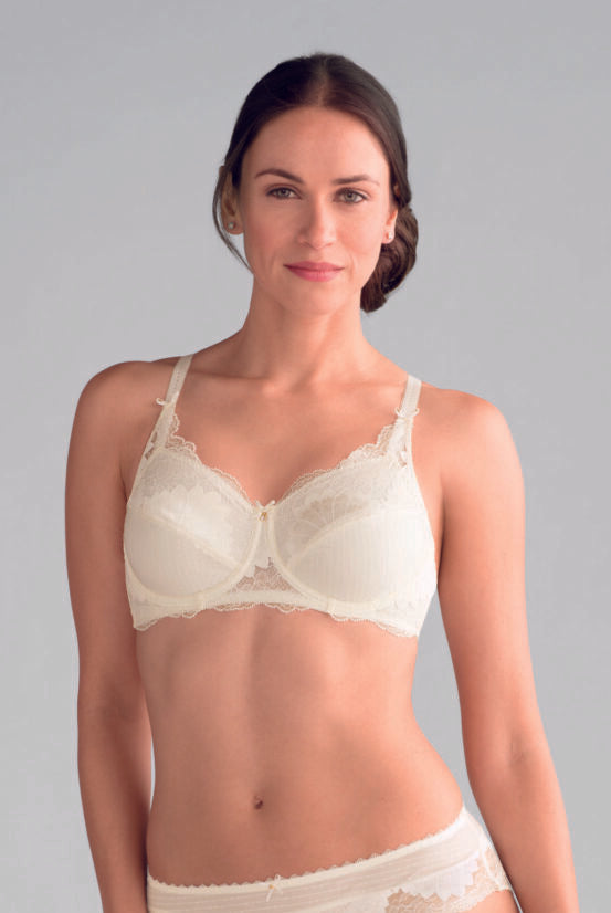 Closeup of Amoena Aurelie Underwire pocketed Bra 44154